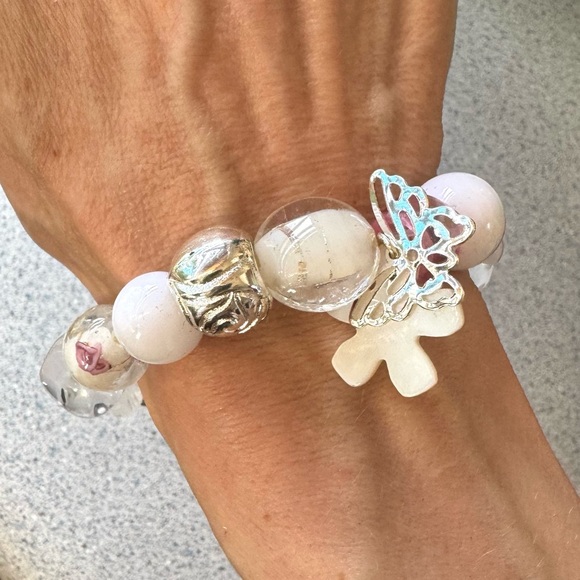 Avon Beaded Chic Charm bracelet Romance NIB NWT pearl butterfly rose stretch Y2K - Picture 10 of 12